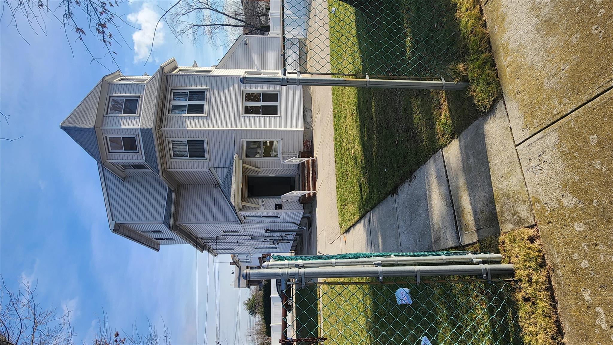 View of front facade with a front yard