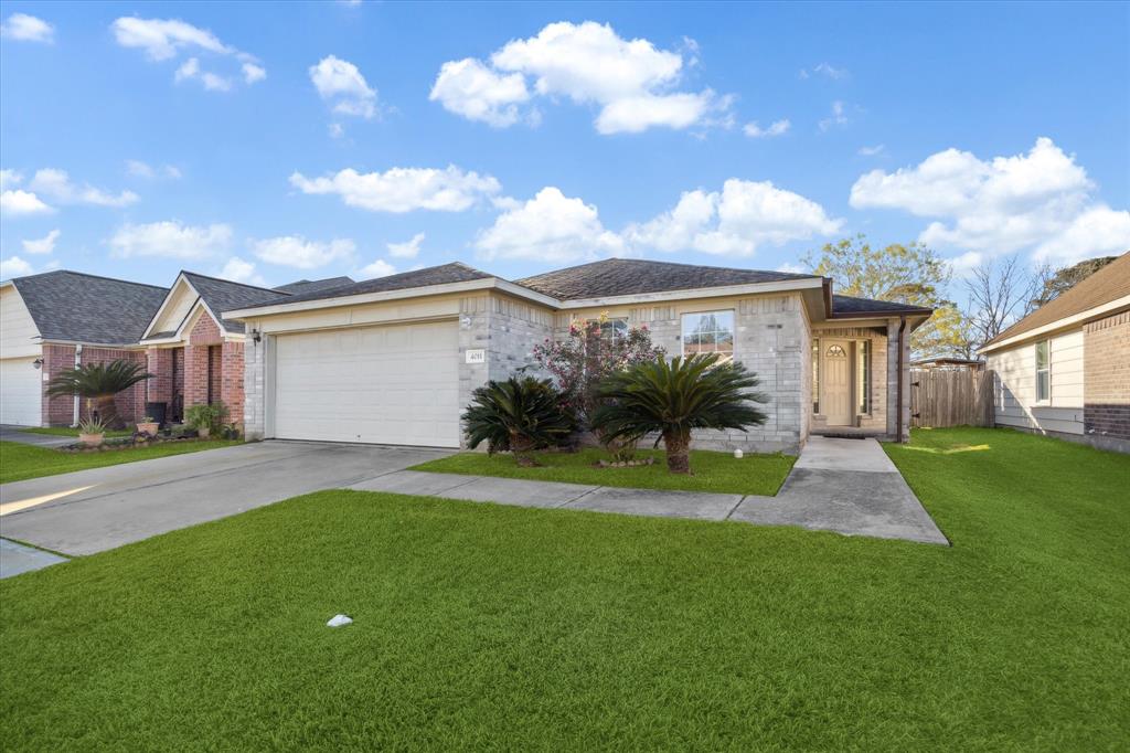 a view of a yard in front of house