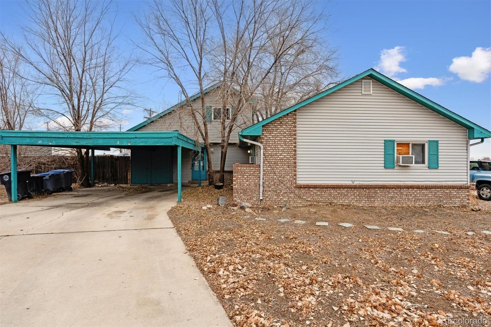 a view of a house with a yard