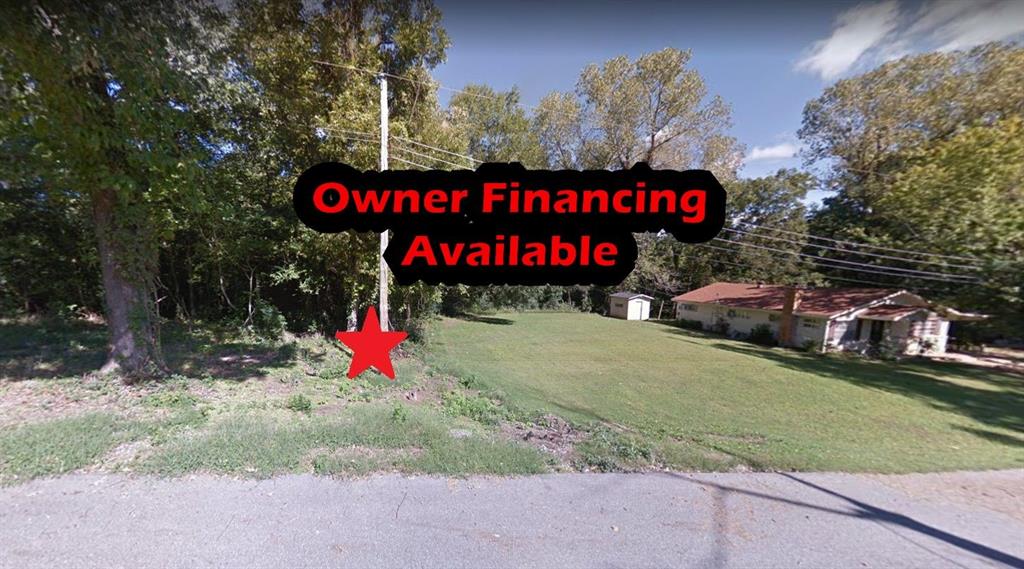 a street sign that is sitting in front of a house