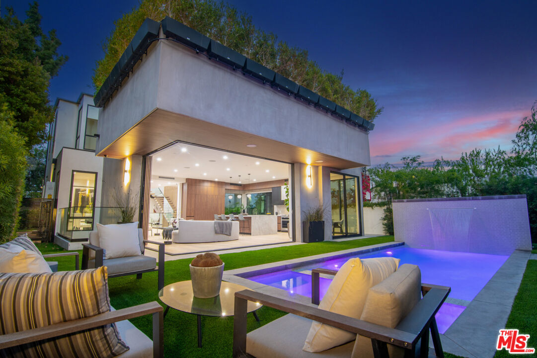 a view of an outdoor dining space with chairs and table in the patio