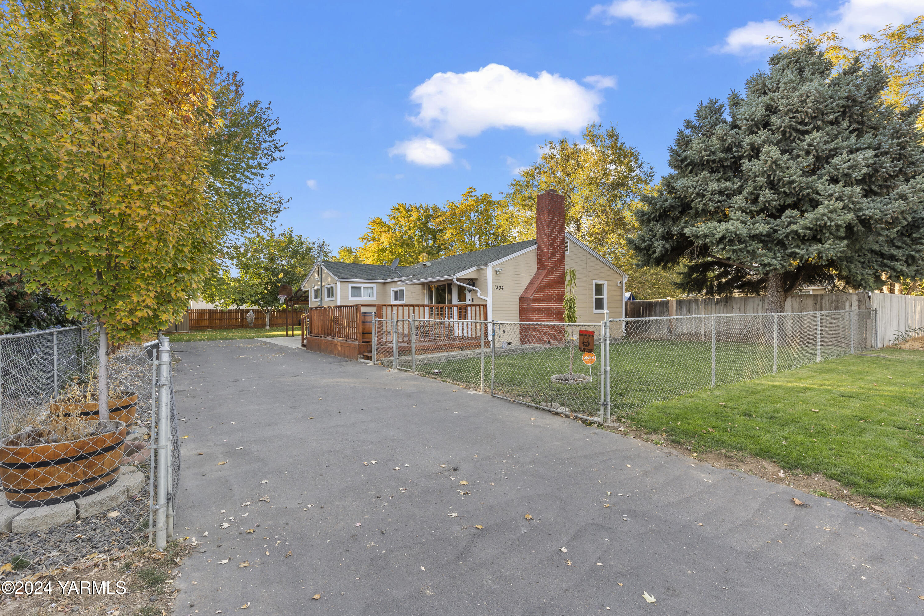 a view of a house with backyard and a garden