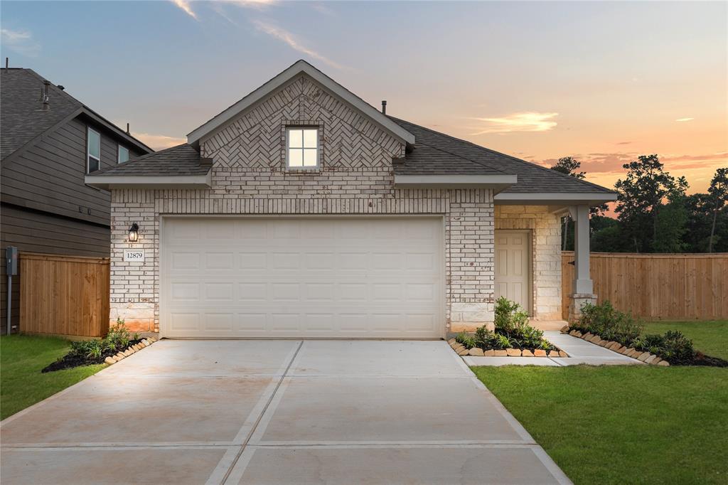 Welcome home to 12879 Lime stone Lane located in the community of Stonebrooke Zoned to Conroe ISD.
