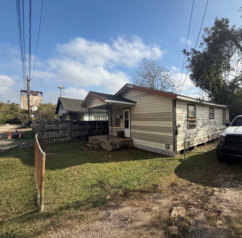 a view of a house with backyard