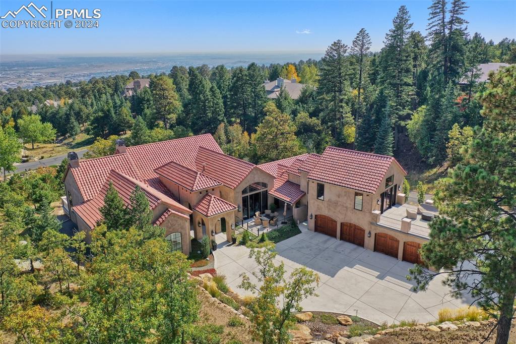 an aerial view of house with yard and lake view