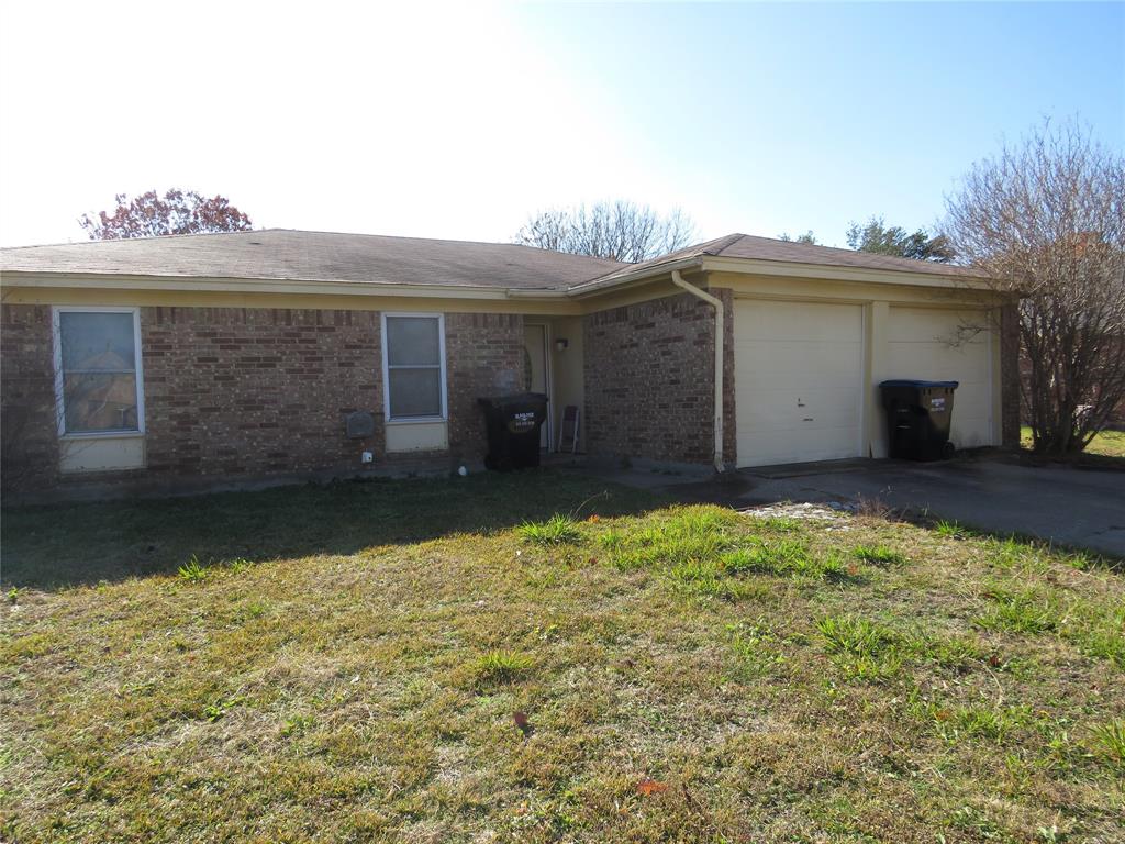 a view of house with yard