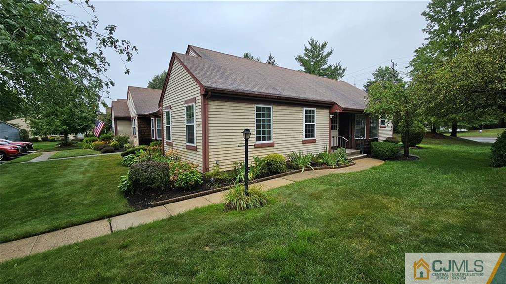 a view of a house with backyard and garden