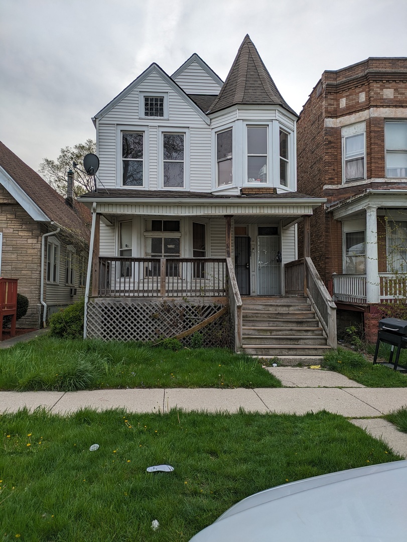 a view of a yard in front of a house