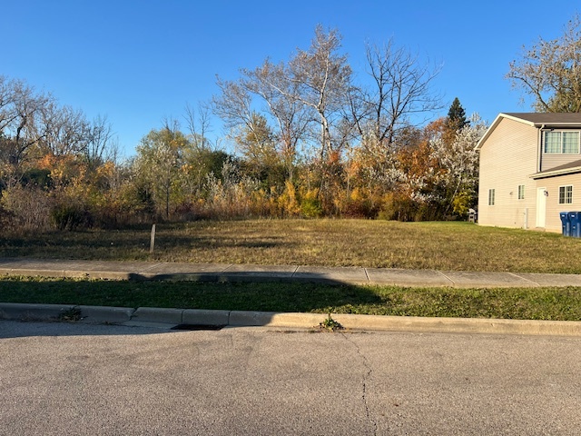 a view of a yard with a house