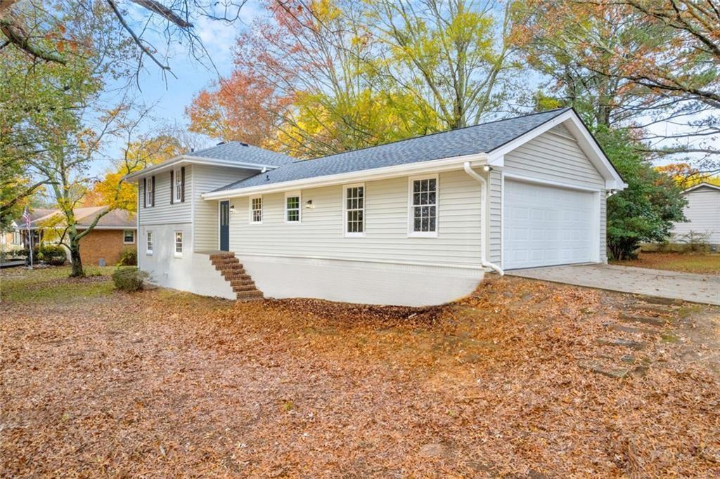 a view of a house with a yard