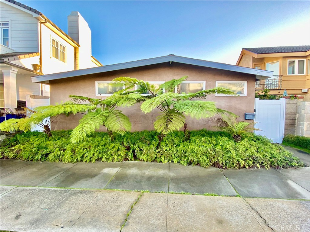 a view of a tub of the house