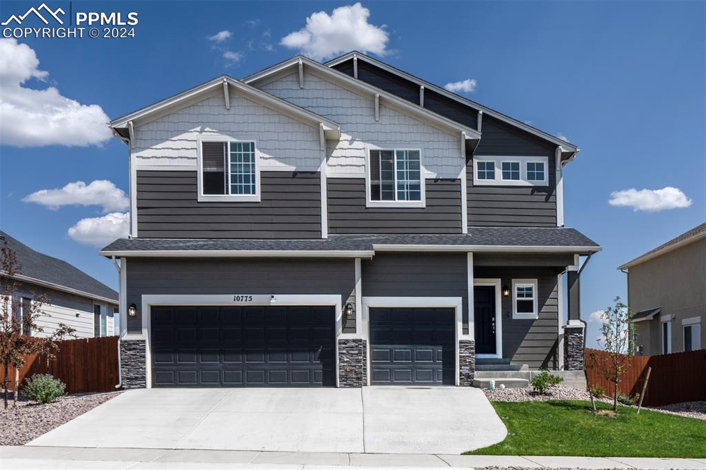 Craftsman house with a garage