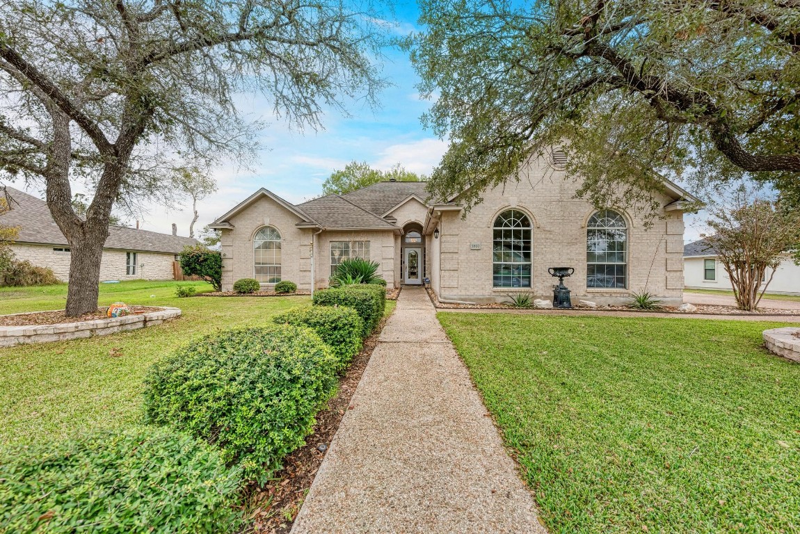 a view of a front of house with a yard