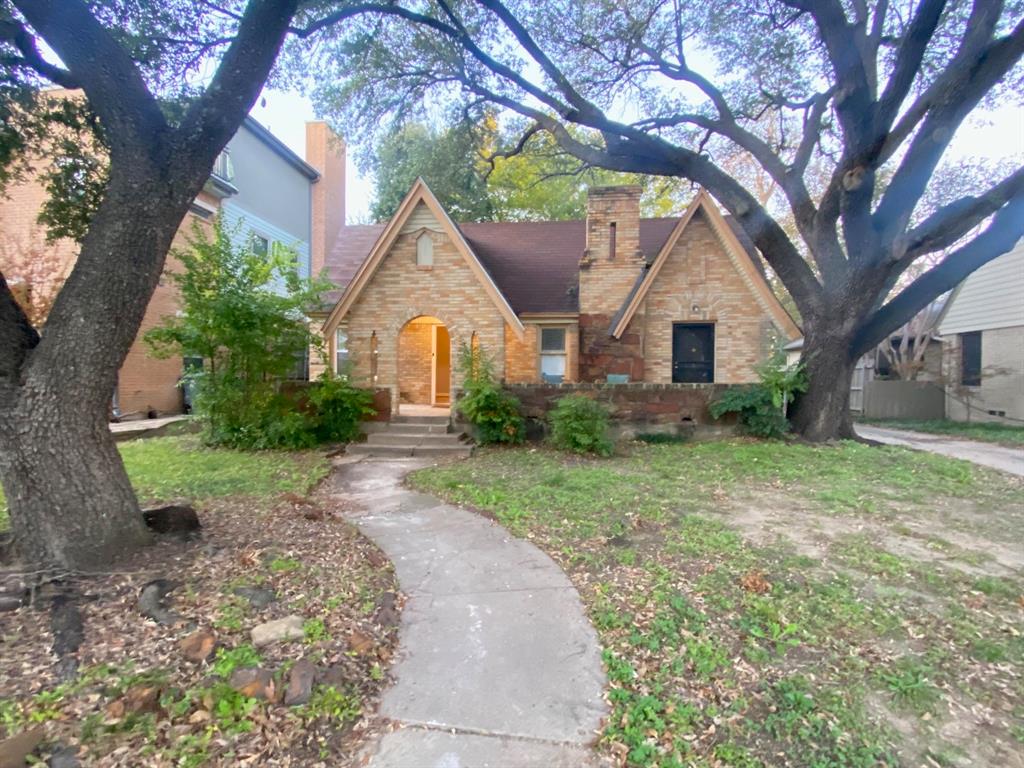 a view of a house with a yard