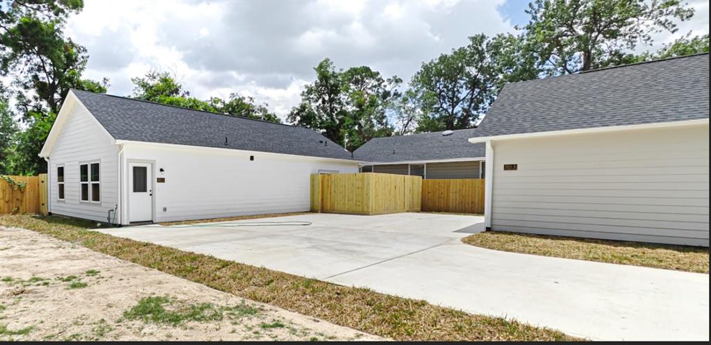 a view of a outdoor space of a house