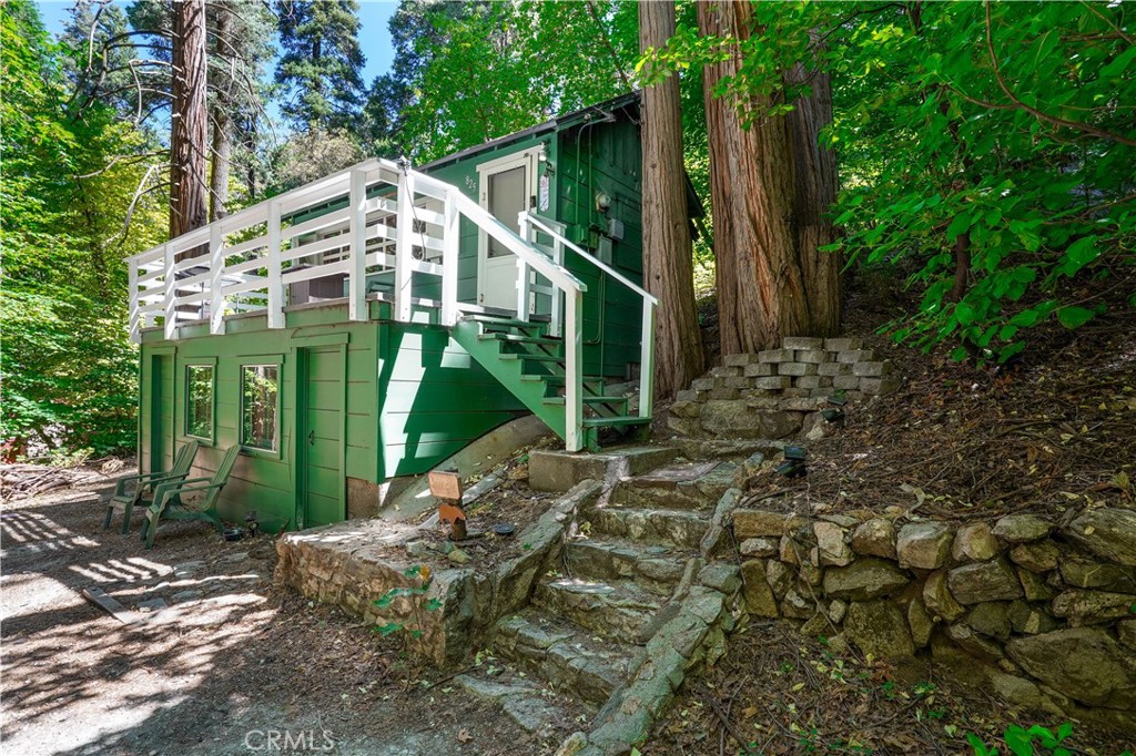 a view of a house with backyard and trees