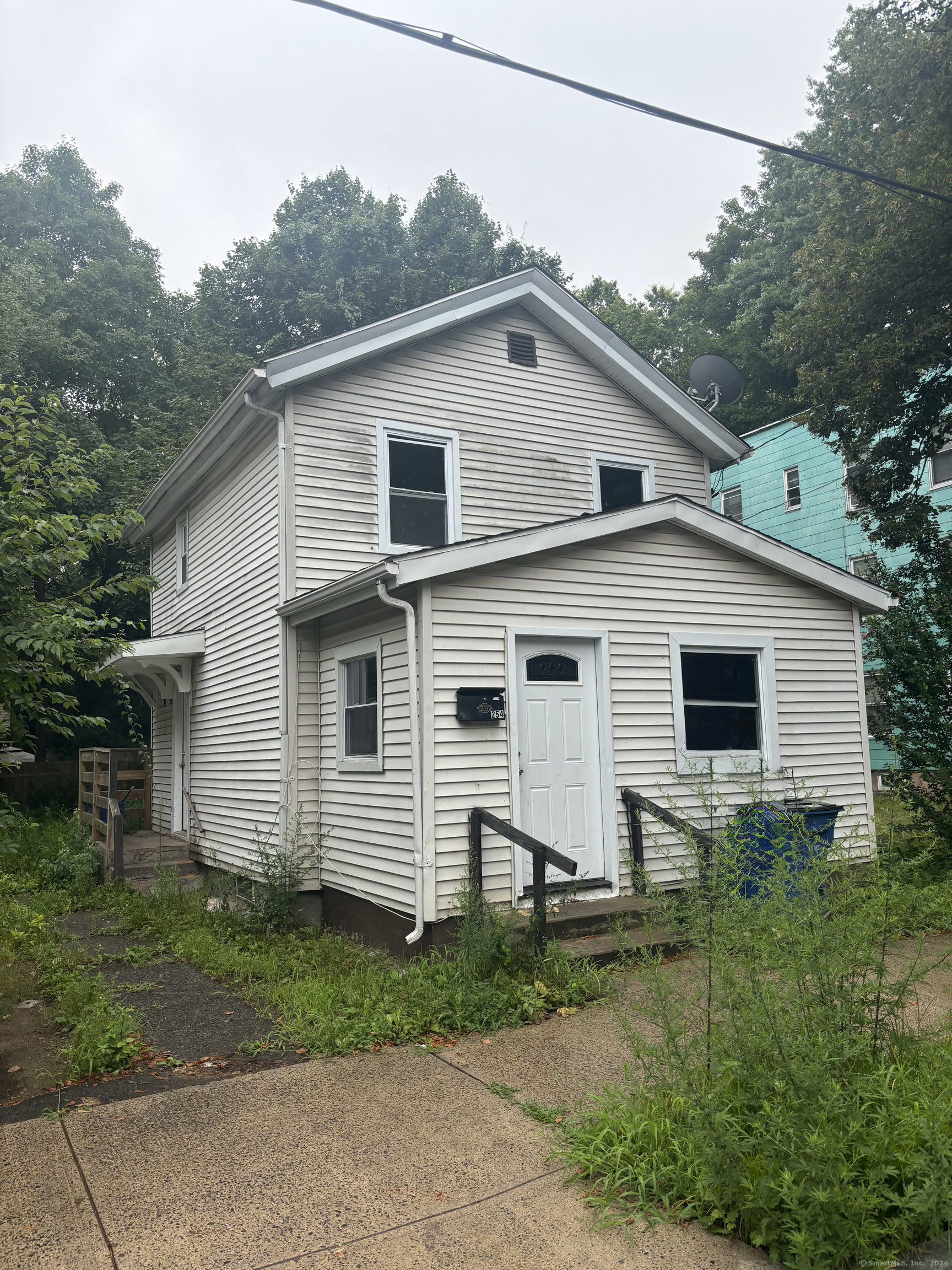 a view of a backyard of the house