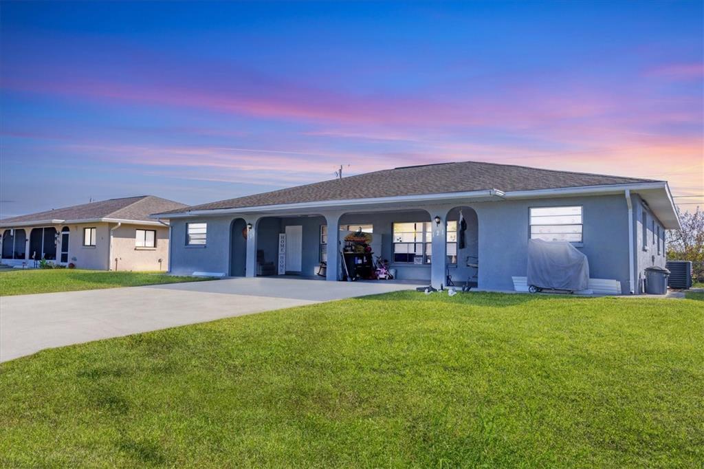 a view of a house with a yard