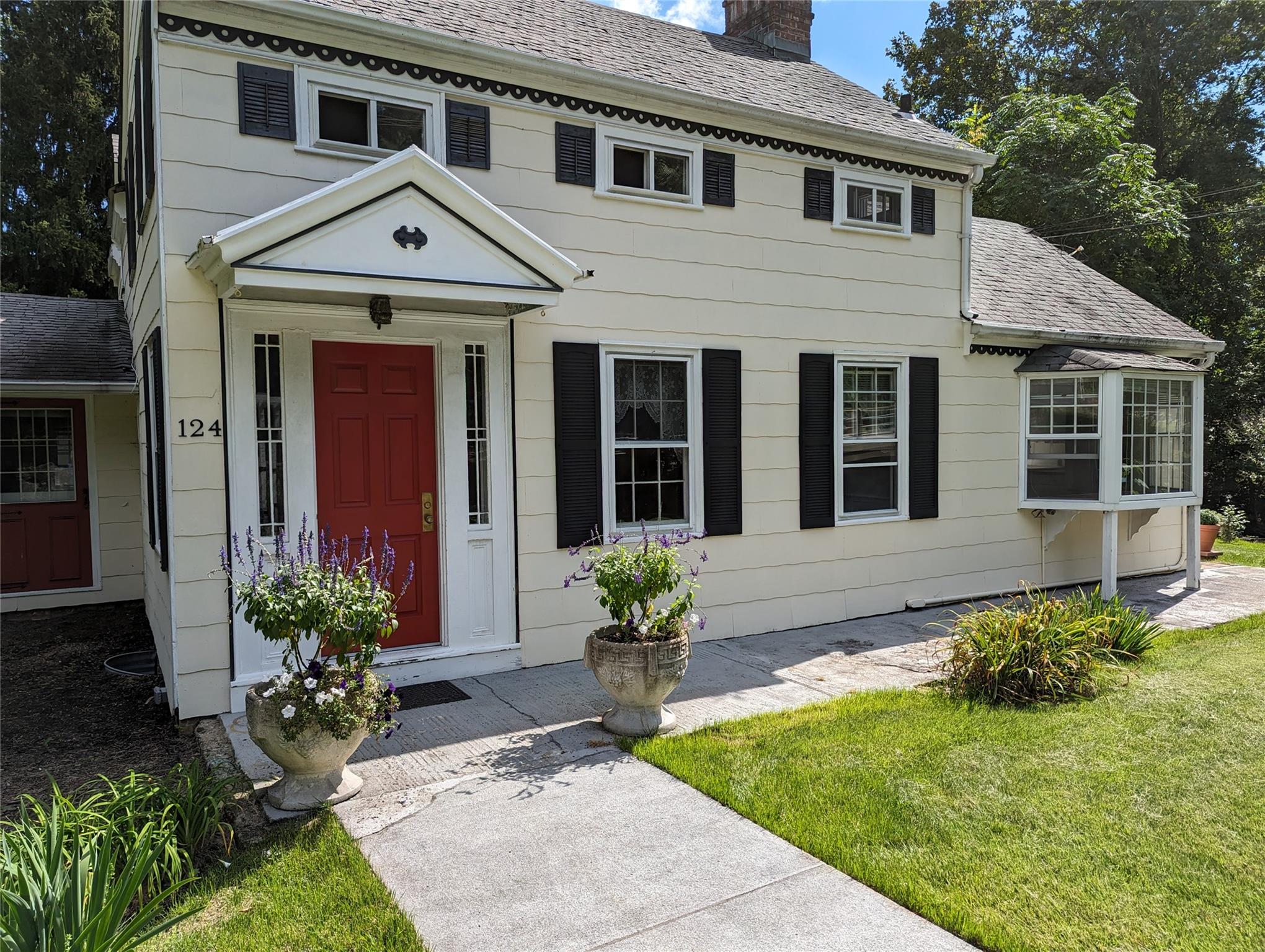 View of front of property featuring a front lawn