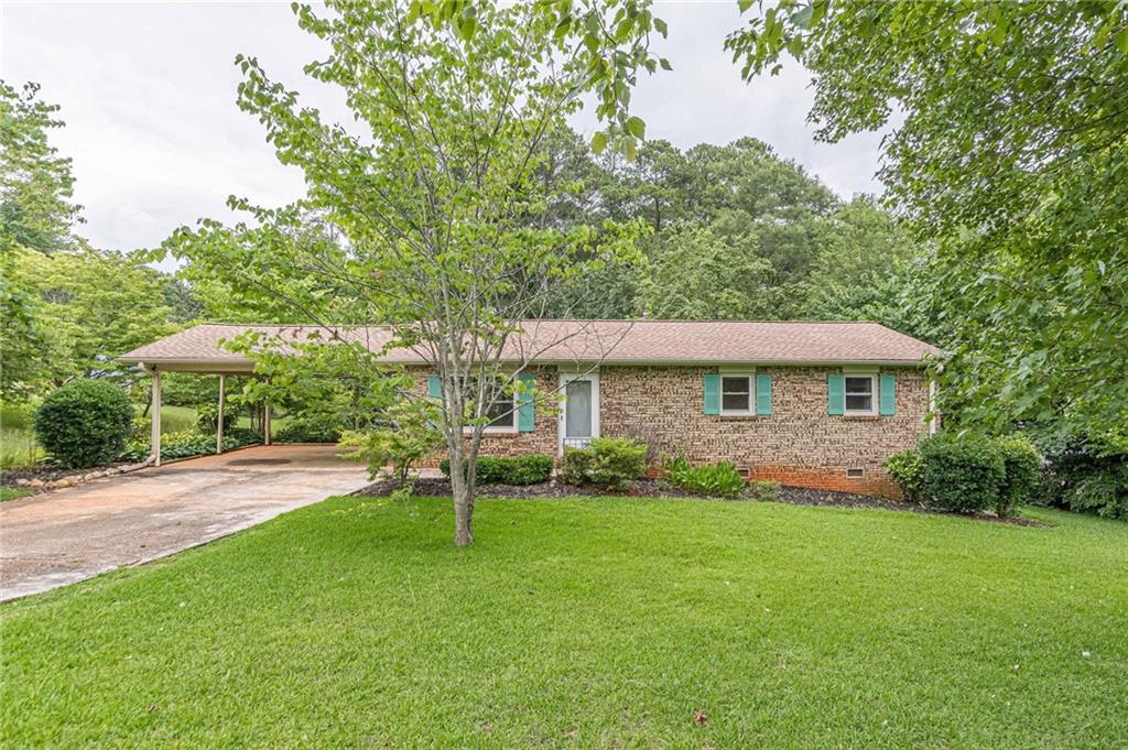 a view of a house with a yard