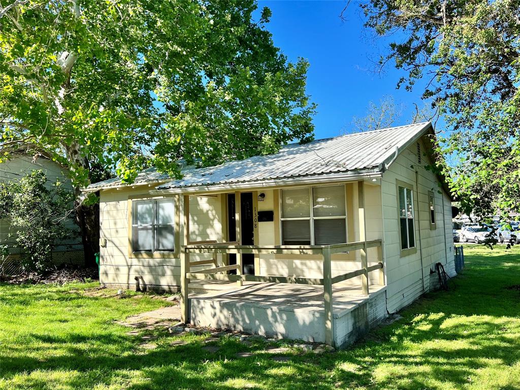 a view of a house with backyard