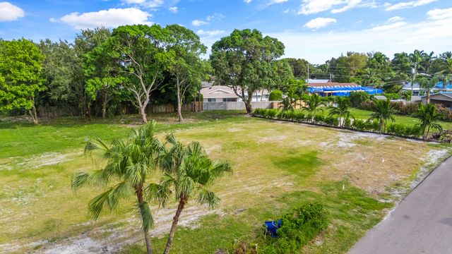 $825,000 | 325 West Riverside Drive, Unit 1 | Riverside on Loxahatchee