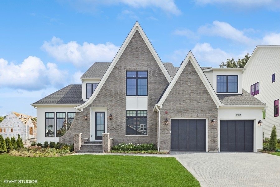 a view of a yard in front of house