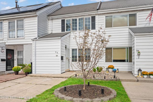 $3,300 | 96 Hampton Green | Arden Heights