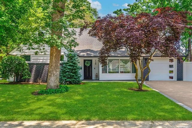 $1,148,000 | 17 Oak Brook Lane | Merrick