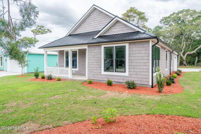 $687,000 | 3508 East Oak Island Drive | Tranquil Harbour