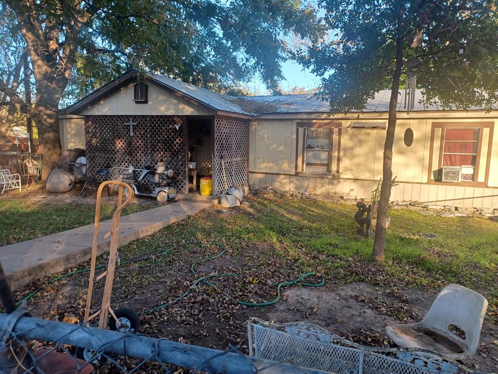 a view of a house with backyard and porch