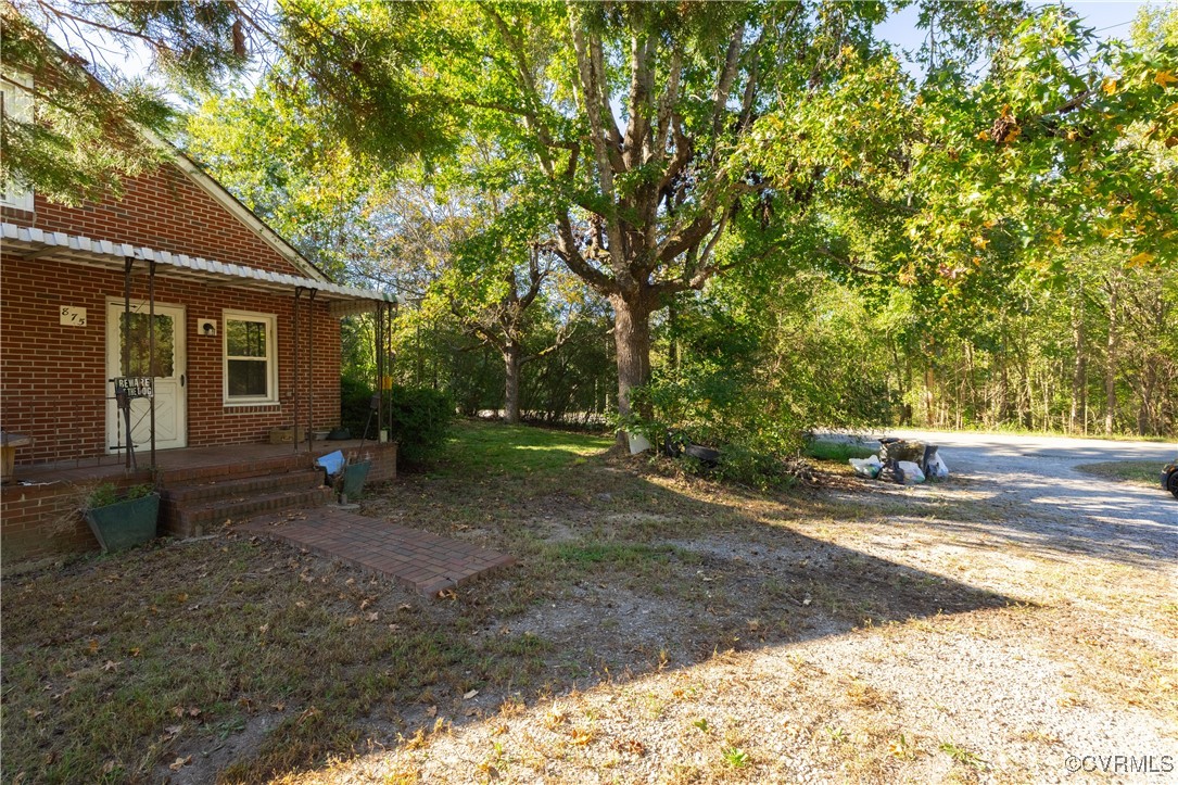 a view of a house with a yard