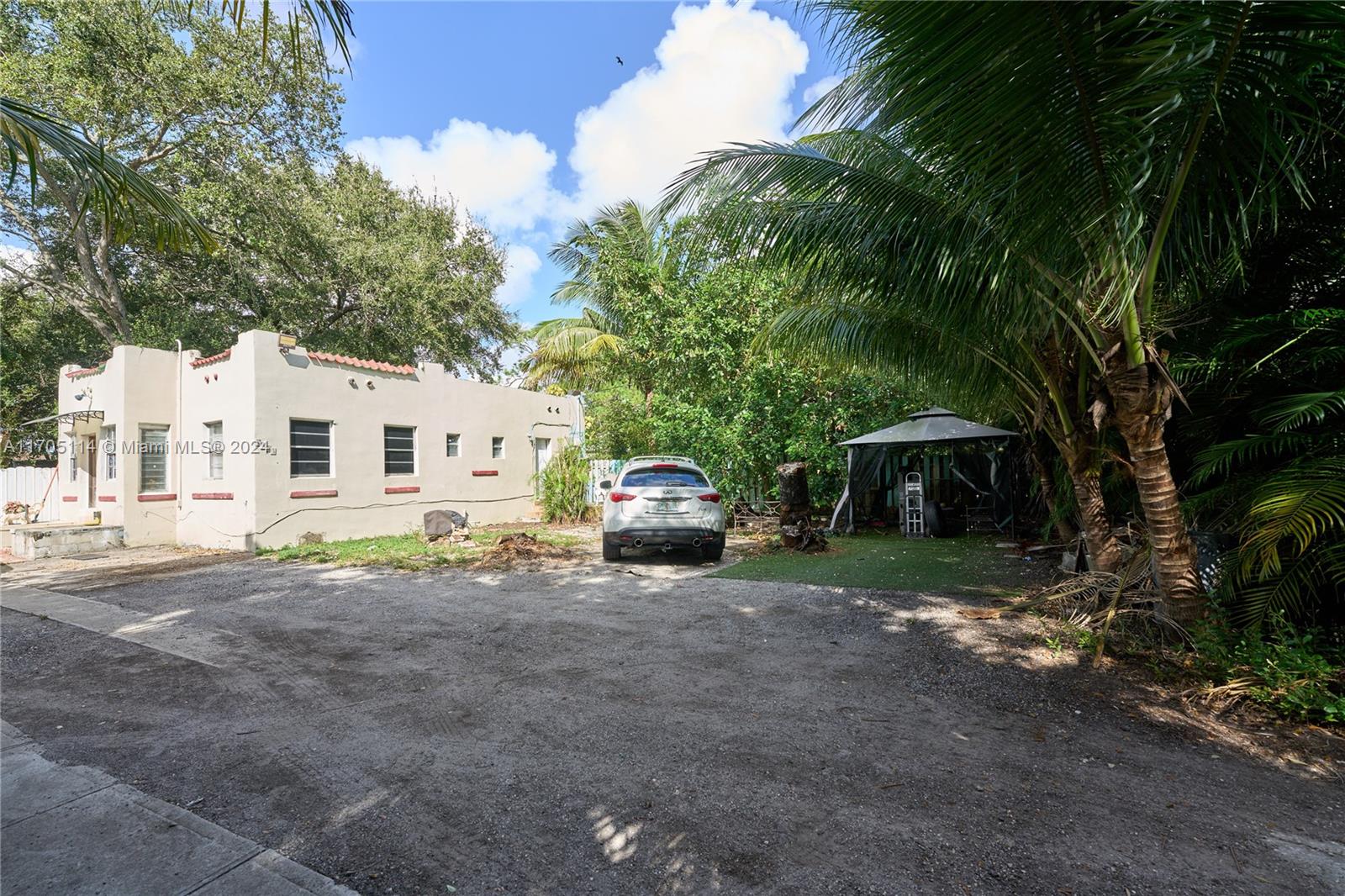 a view of a house with backyard