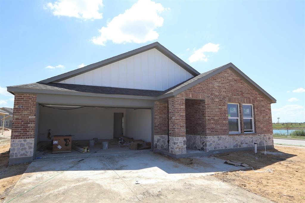 a view of a house with yard