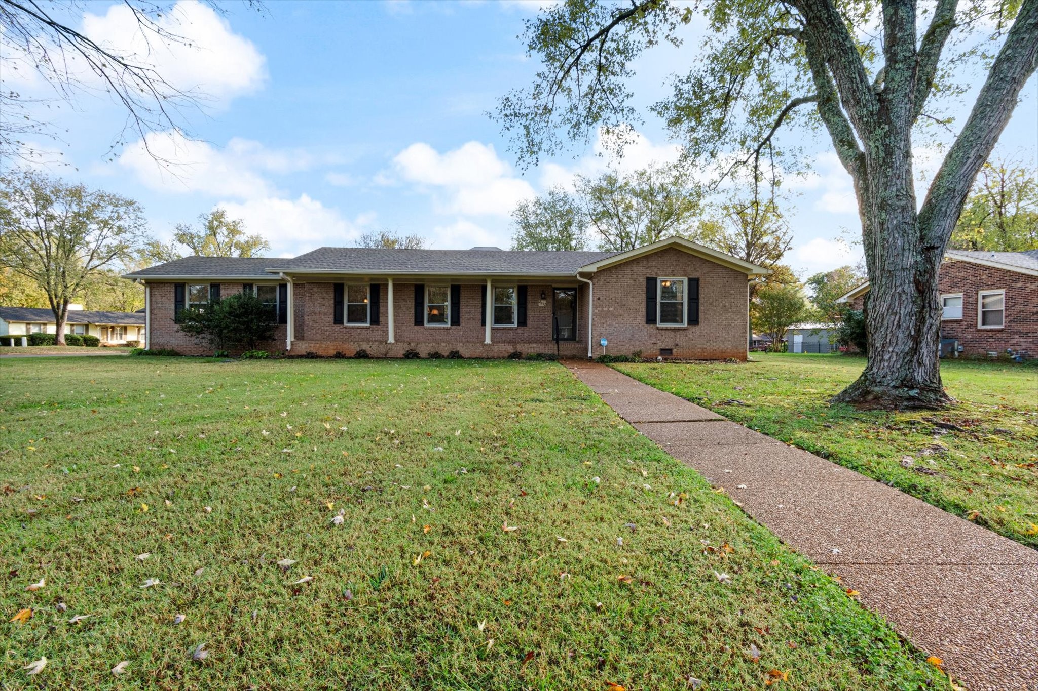 a view of a house with a yard