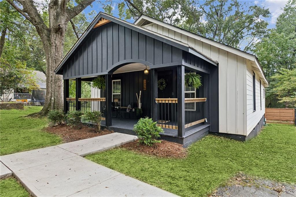 a view of a house with backyard