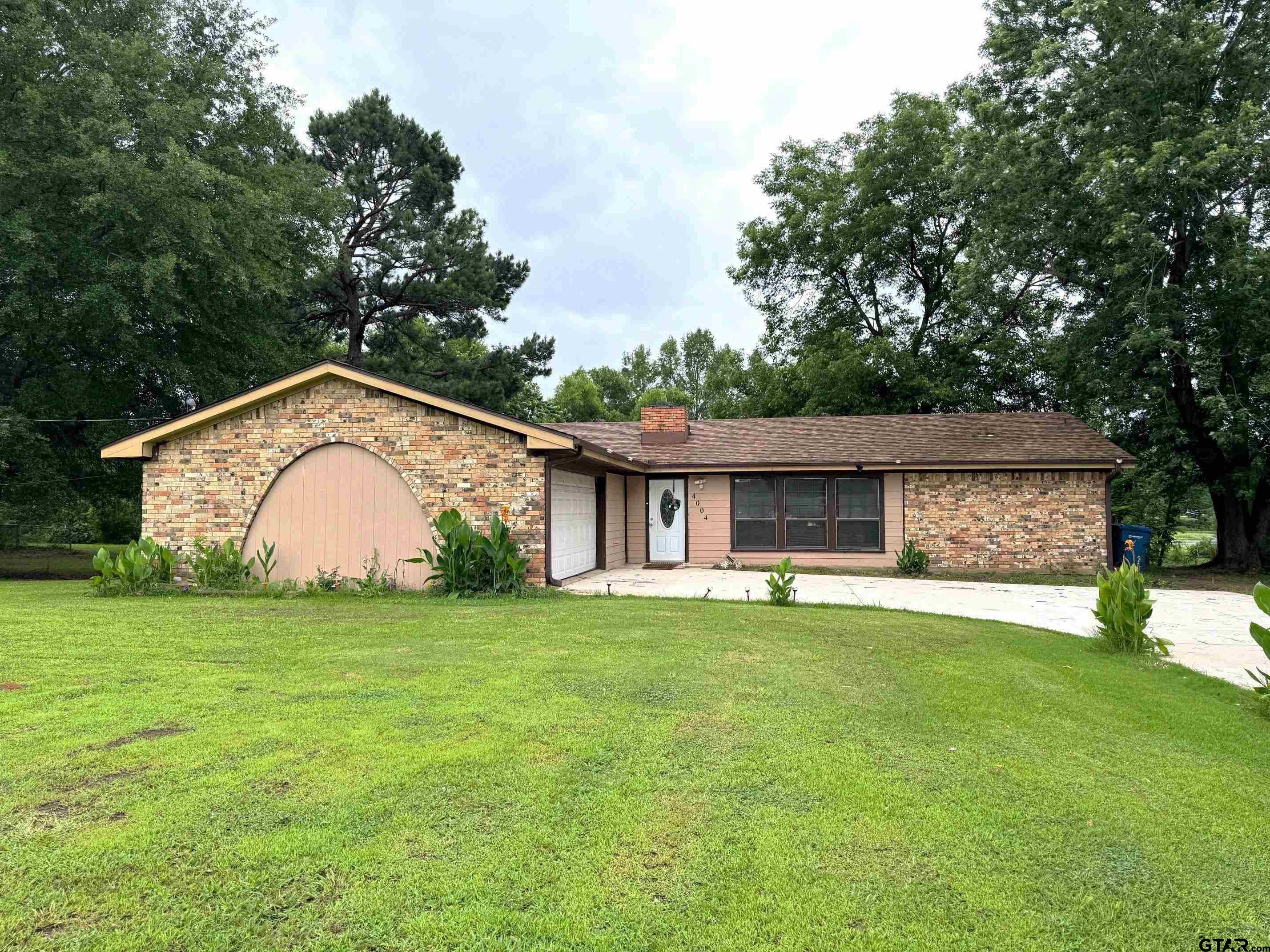 a view of a house with a backyard