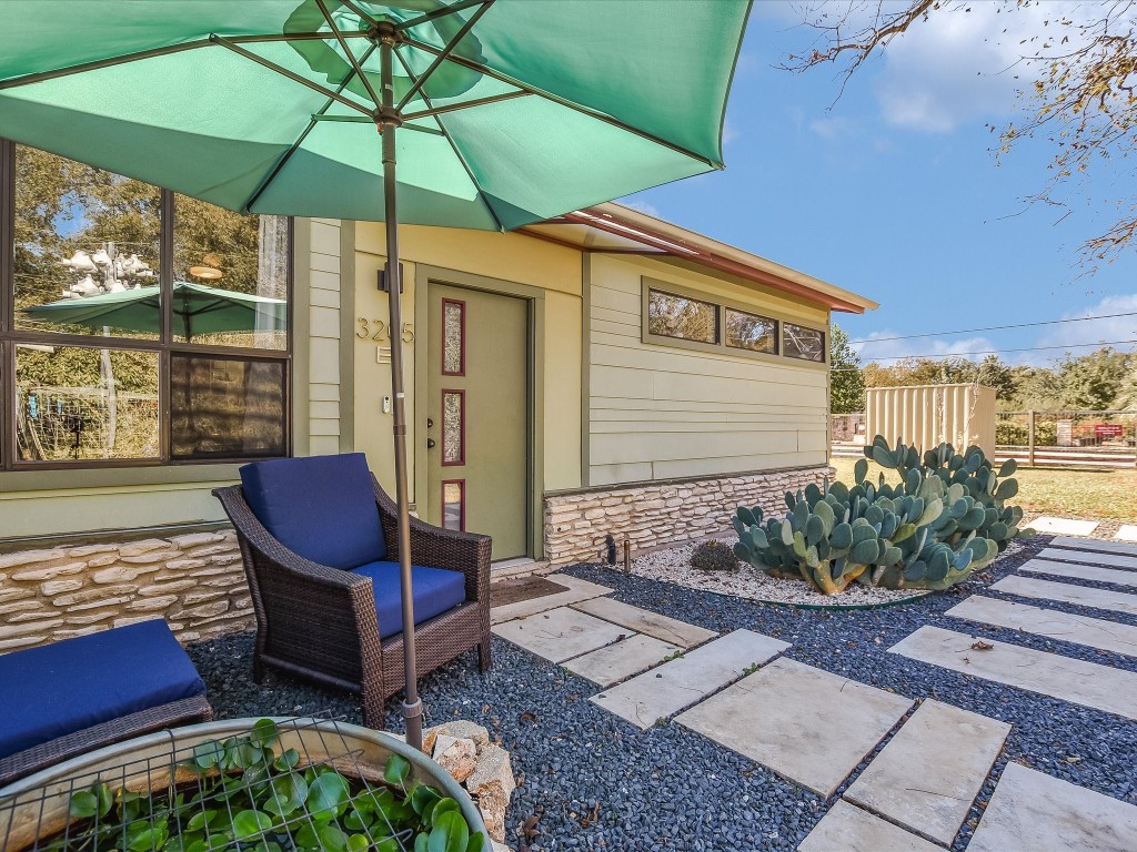 a view of an outdoor sitting area with furniture and backyard