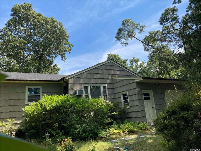 $779,000 | 42 Bittersweet Avenue | Hampton Bays