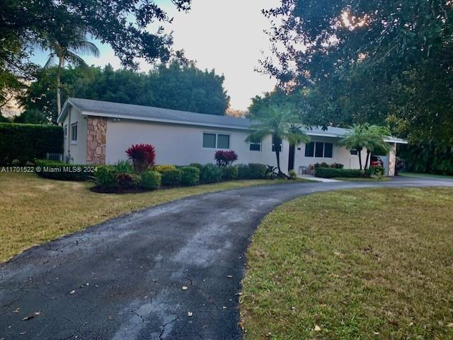 a view of a house with backyard and trees