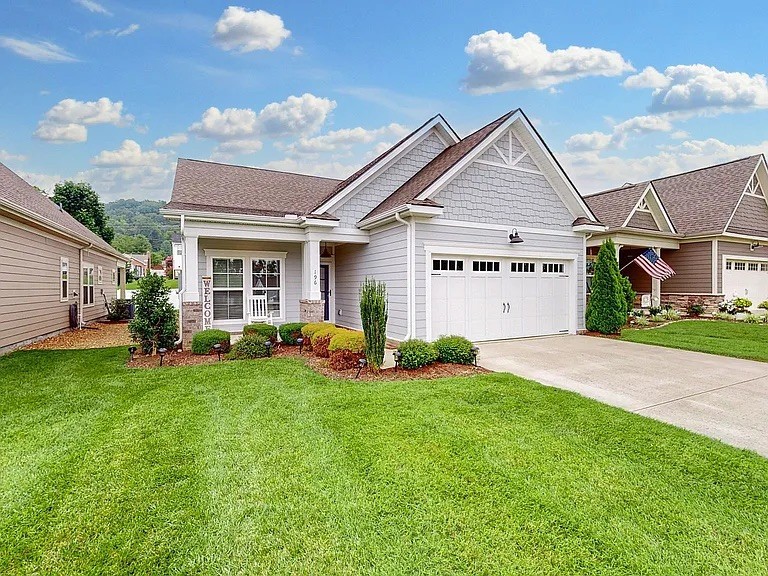 a view of a yard in front of house