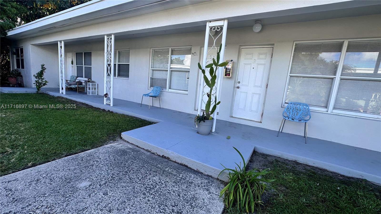 a view of outdoor space yard and porch