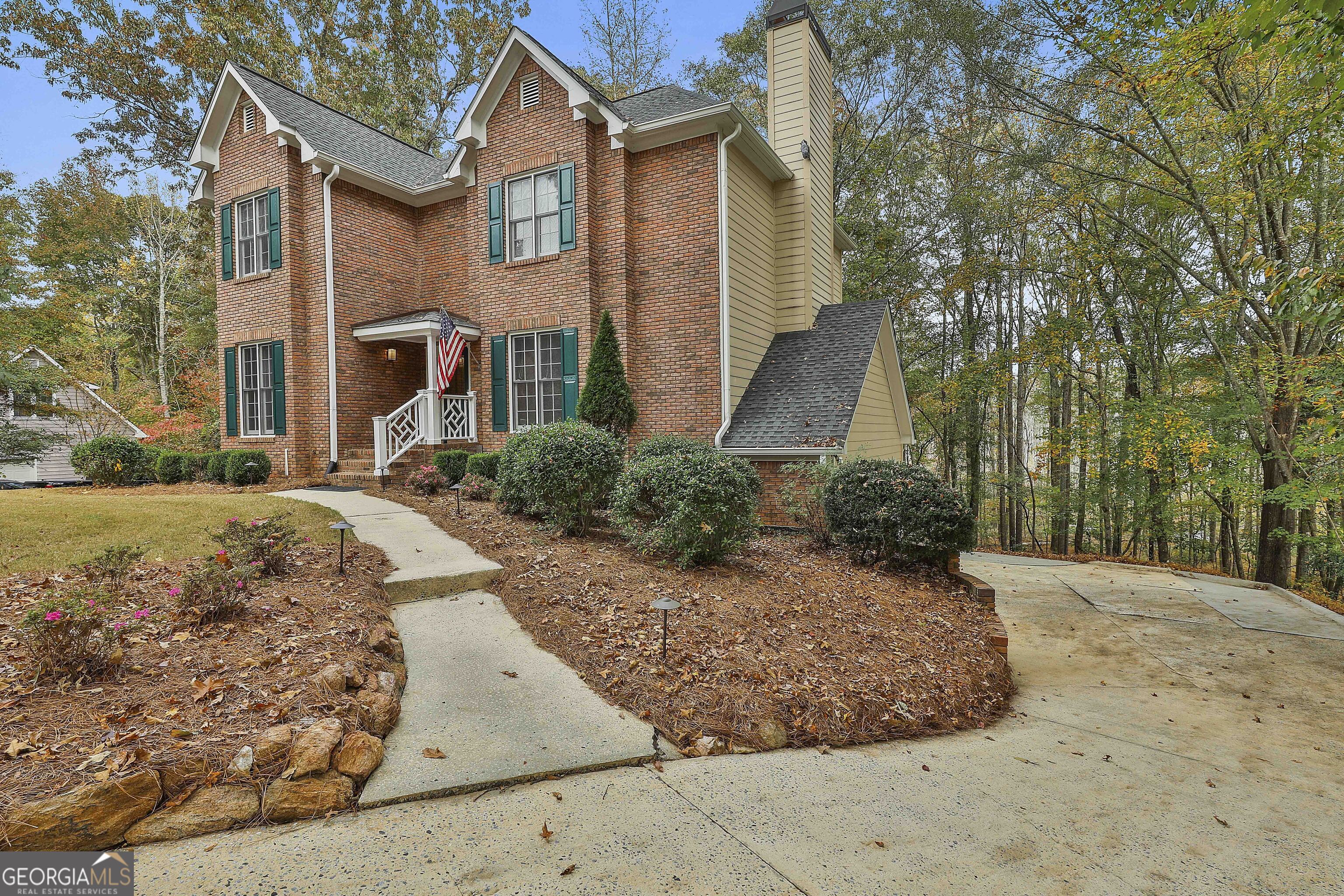 a view of a house with a yard