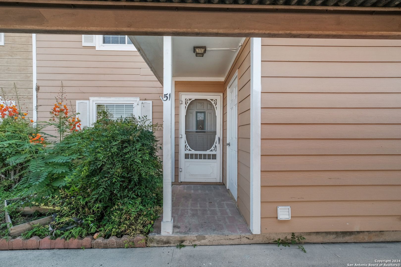 a view of entryway of the house