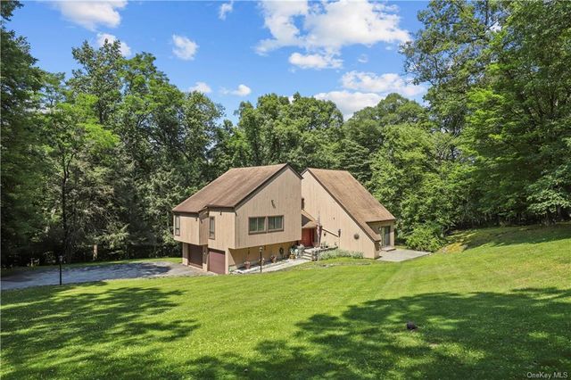 $1,095,000 | 2 Rockledge Drive | Mount Airy