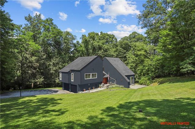 $998,500 | 2 Rockledge Drive | Mount Airy