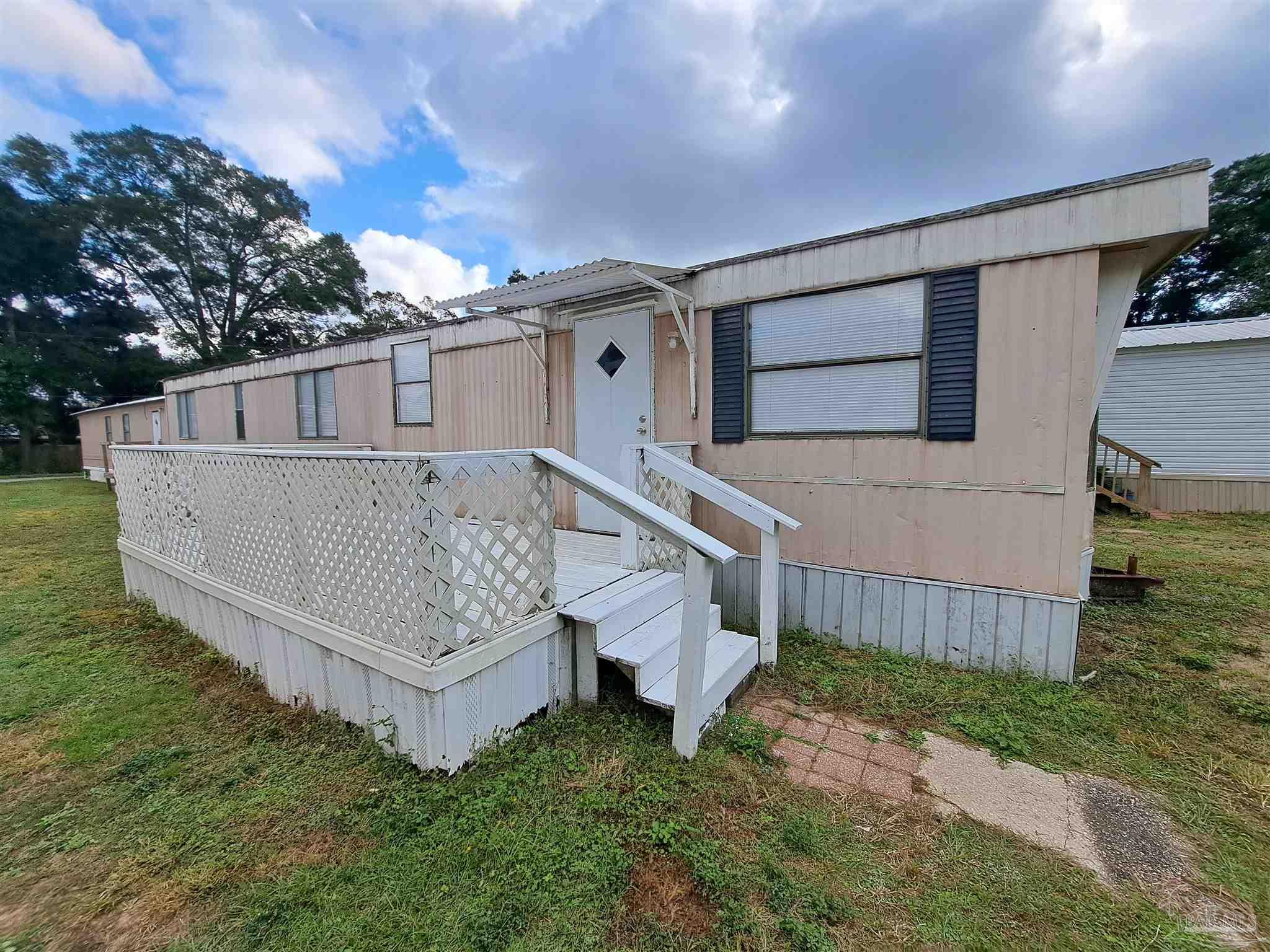 a view of a house with a yard