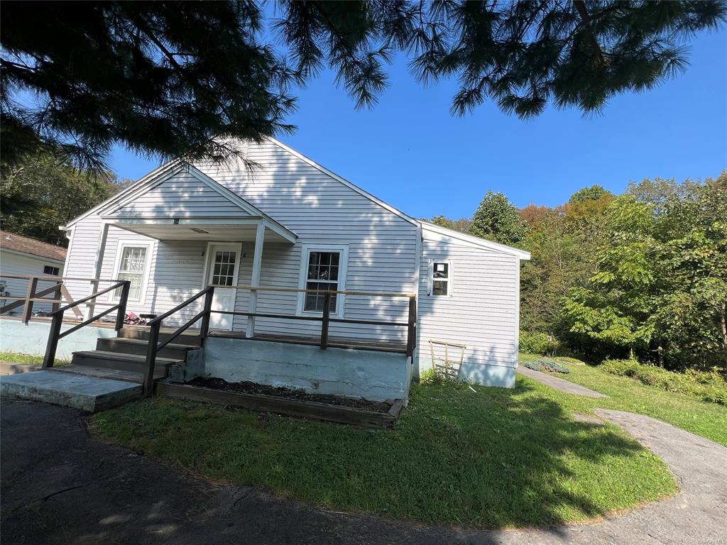 View of front of home featuring a front yard