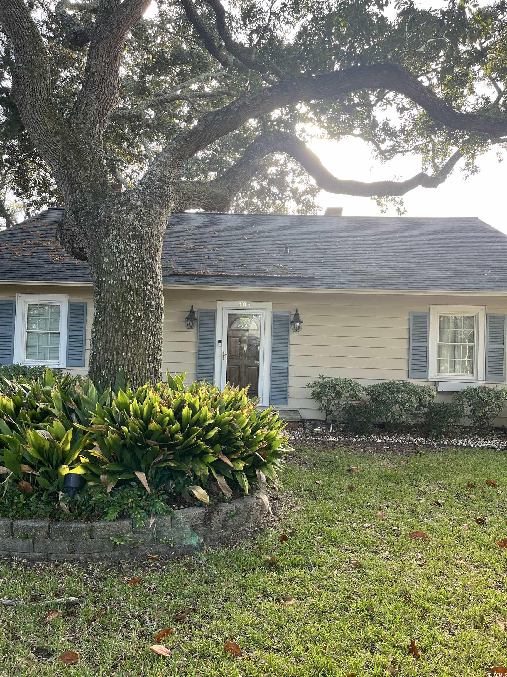 Ranch-style house featuring a front yard