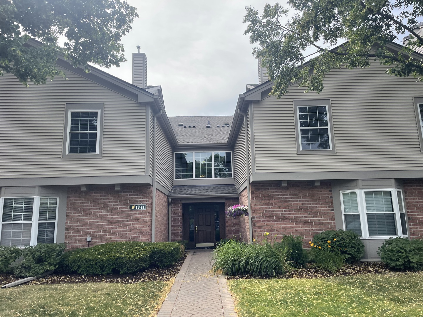 a view of a house with a yard